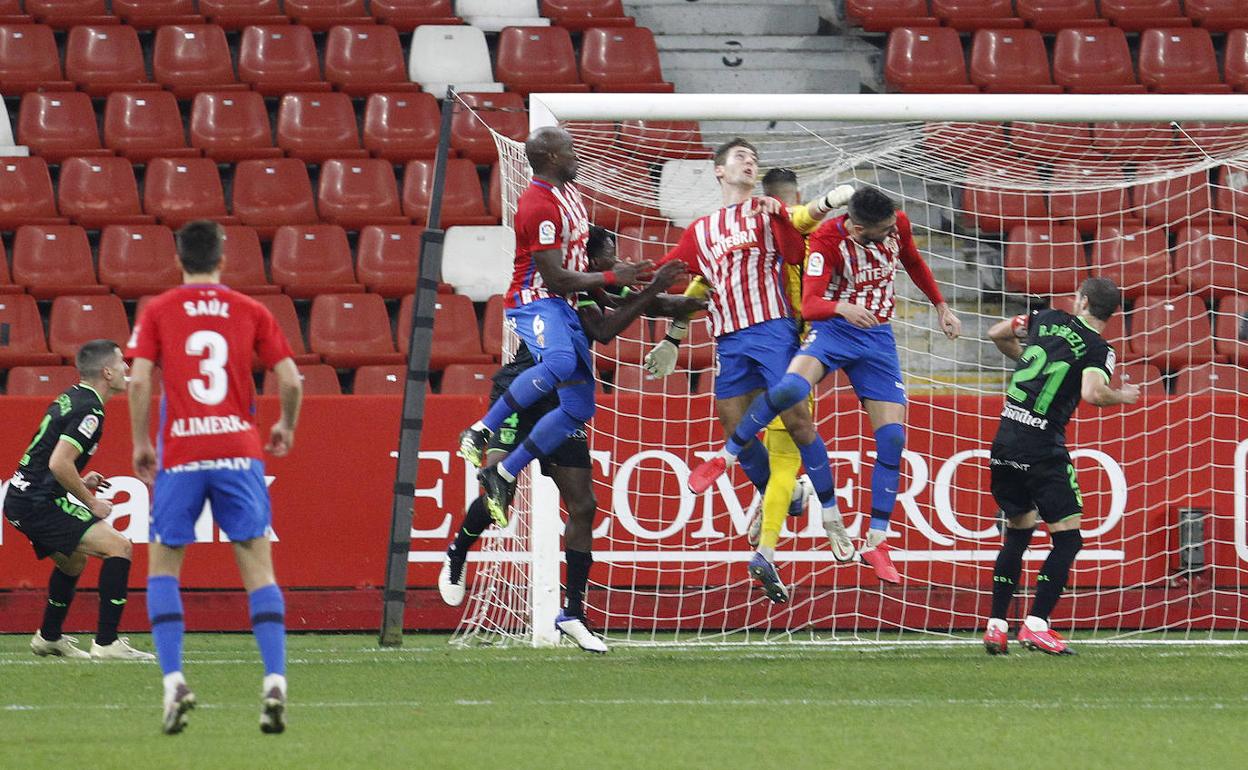 Penalti de Iván Cuellar en una jugada del partido de liga de Segunda División entre el Sporting y el Leganés 