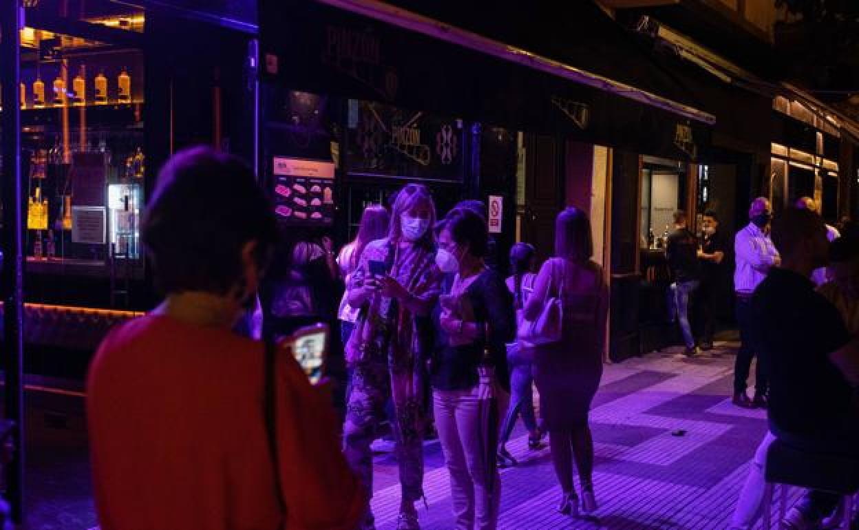 Gente a las puertas de un local. 