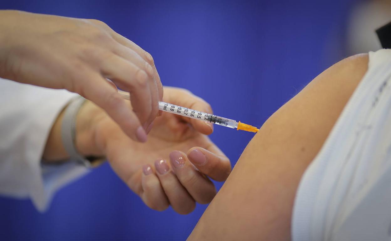 Una mujer recibe la vacuna de Pfizer. 