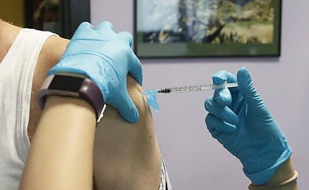 La inmunización de 142.581 asturianos de 40 a 49 años, en junio y «con cualquier vacuna disponible» 