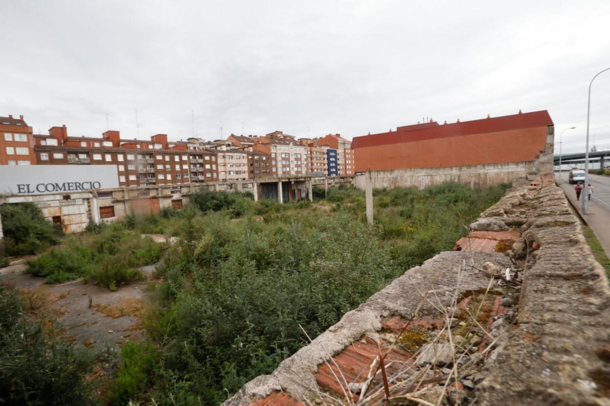 Terrenos actualmente propiedad de Sareb donde se levantarán dos torres de 13 plantas. 