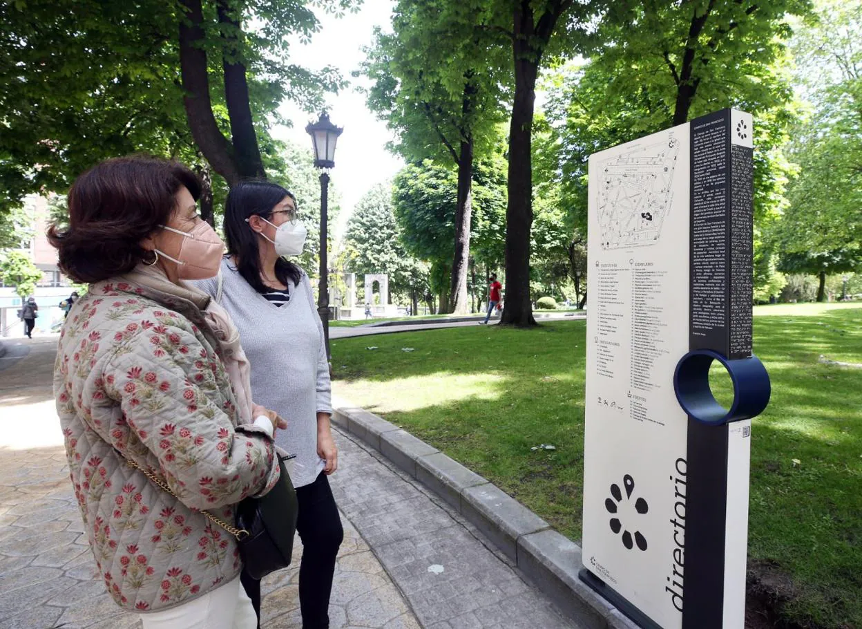 Dos mujeres observan las nuevas señales botánicas del Campo, que se empezaron a instalar ayer. 