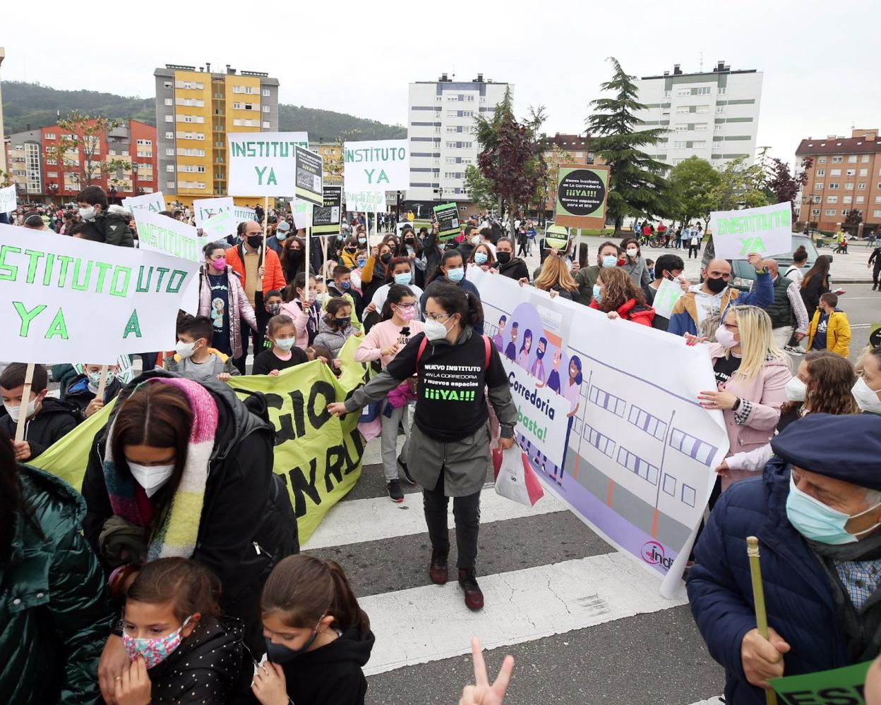 Centenares de vecinos se concentraron ayer en la plaza del Conceyín para exigir el instituto. 