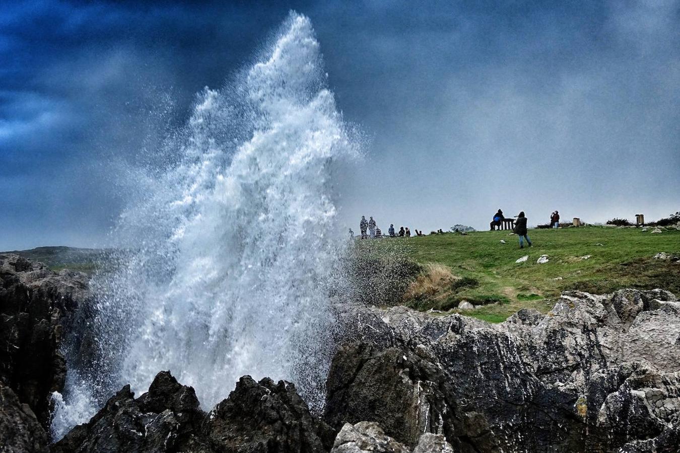 Bufones de Pría: Los Bufones de Pría representan el lado más salvaje de la costa asturiana, a través de un paisaje repleto de acantilados y naturaleza. Un auténtico espectáculo de la naturaleza ubicado a pocos kilómetros de Llanes y en el que todo el protagonismo se lo llevan estas grandes cuevas subterráneas en las que se acumula aire y agua que acaban saliendo al exterior con toda la fuerza, llegando a alcanzar incluso hasta los 20 metros de altura.