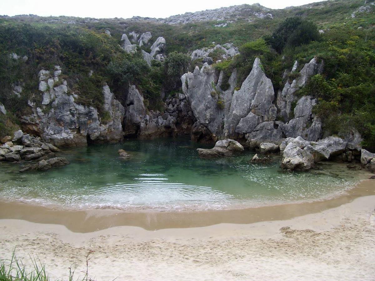 Playa de Gulpiyuri: Esta pequeña playa situada al oeste de la playa de San Antolín de Bedón y rodeada de verdes praderías, destaca por encontrarse separada del mar por unos acantilados. En concreto la zona arenosa conecta con el mar a través de una cueva que en pleamares se llena de agua formando una piscina natural de agua cristalina y que en las bajamares deja a la vista su zona arenosa. Un espacio de gran singularidad geológica y paisajística, que está declarado Monumento Natural.