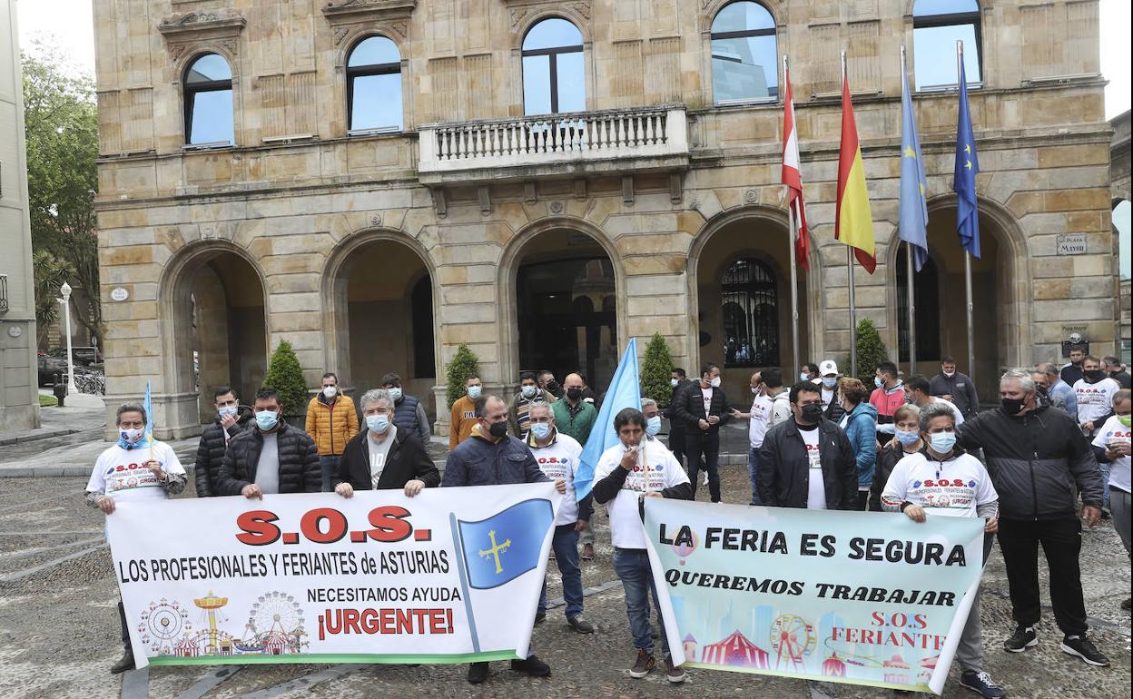 Los feriantes se manifestaron hace unos días Gijón para pedir volver a trabajar 