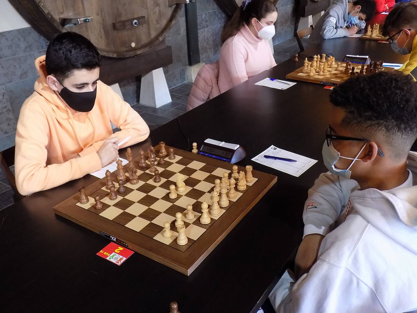 Imagen secundaria 1 - Arriba, Steve Badillo frente a Eduardo Castro, en el torneo sub dieciséis. Abajo, Omar Fernández frente a Aitor Siscar, en el grupo sub dieciséis. 