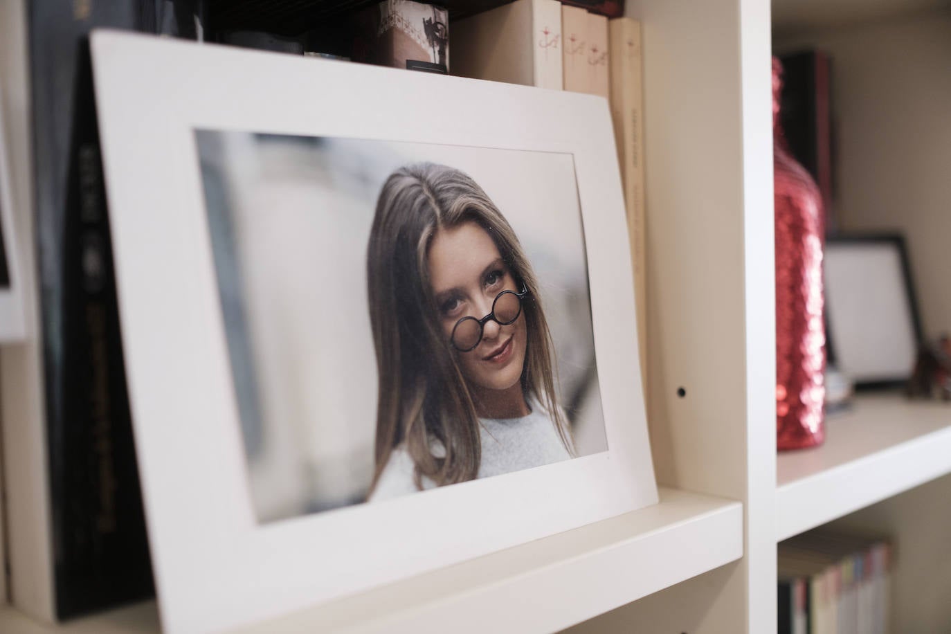 El ser la ganadora de un concurso radiofónico llevó a Marisol Álvarez Álvarez desde su residencia de El Entrego hasta Oviedo para prepararse como modelo profesional. Tras dos décadas de trabajo como escaparatista para una conocida cadena de moda, Marisol Álvarez ha reconducido su experiencia hacia el terreno de la decoración y la escultura
