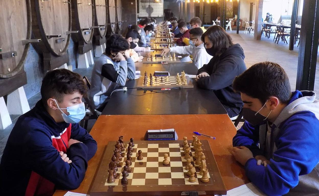 Adán Álvarez y Carlos Martínez, encuentro clave en la categoría sub dieciocho. 