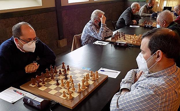 Imagen principal - Arriba, José Antonio García frente a José Francisco Vega, en el torneo de veteranos. Abajo, Juan Ramón Goellas frente a José Antonio González, en el grupo de veteranos. 