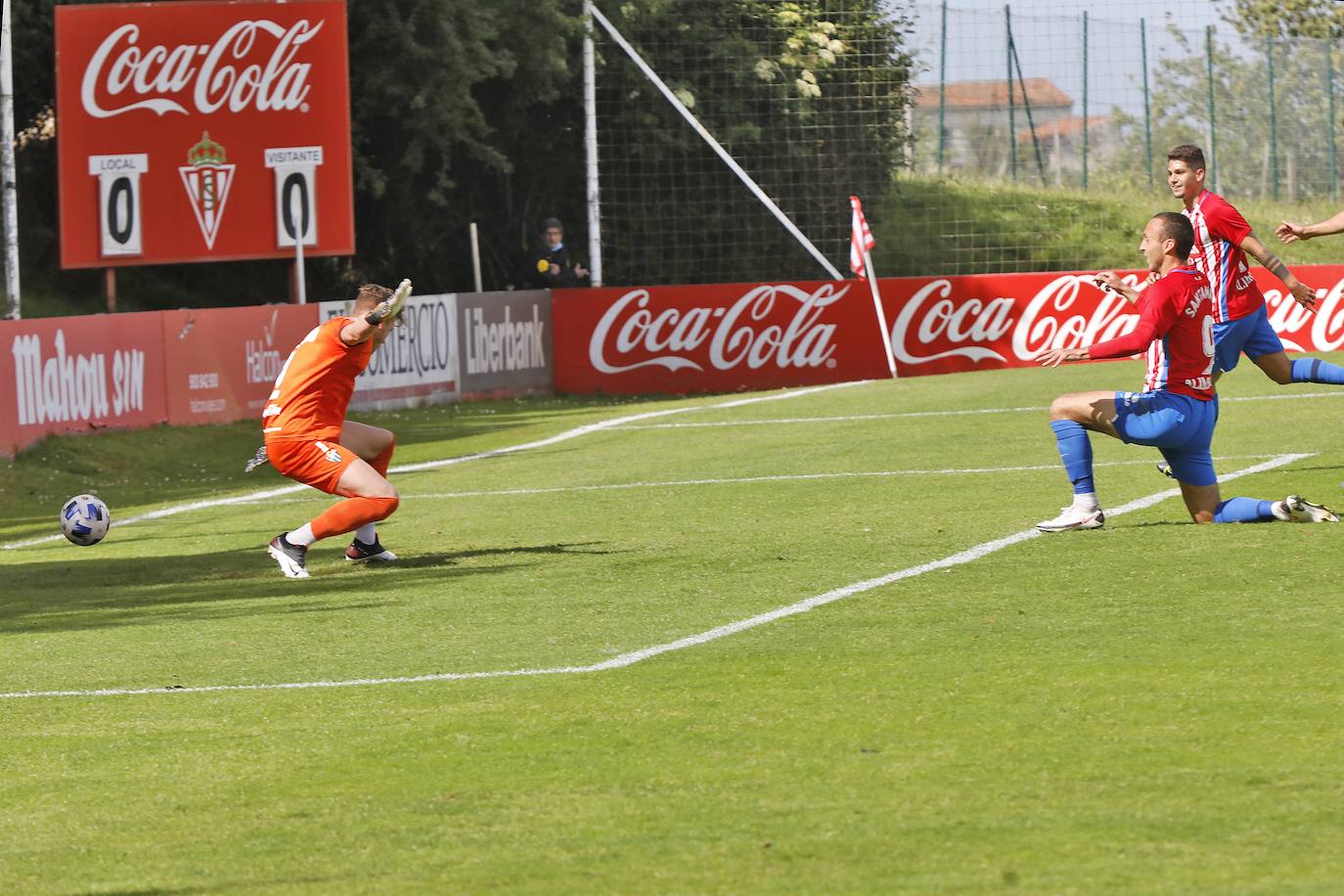 Fotos: Sporting B 3-1 Guijuelo, en imágenes