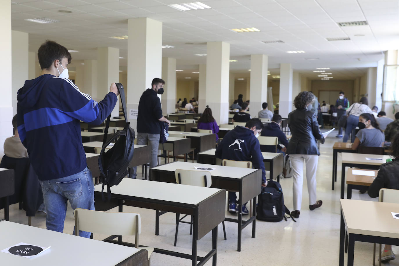 Los alumnos de la Universidad de Oviedo volvieron este lunes a las aulas para realizar los exámenes del segundo cuatrimestre de forma presencial.