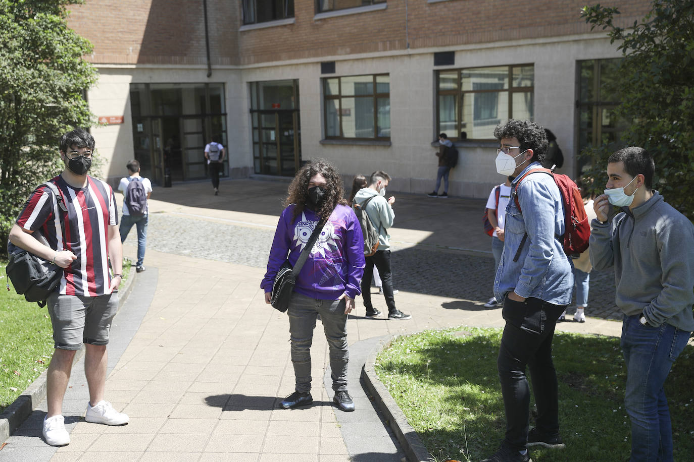 Los alumnos de la Universidad de Oviedo volvieron este lunes a las aulas para realizar los exámenes del segundo cuatrimestre de forma presencial.