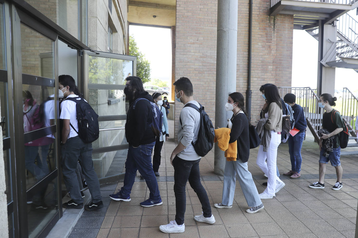 Los alumnos de la Universidad de Oviedo volvieron este lunes a las aulas para realizar los exámenes del segundo cuatrimestre de forma presencial.