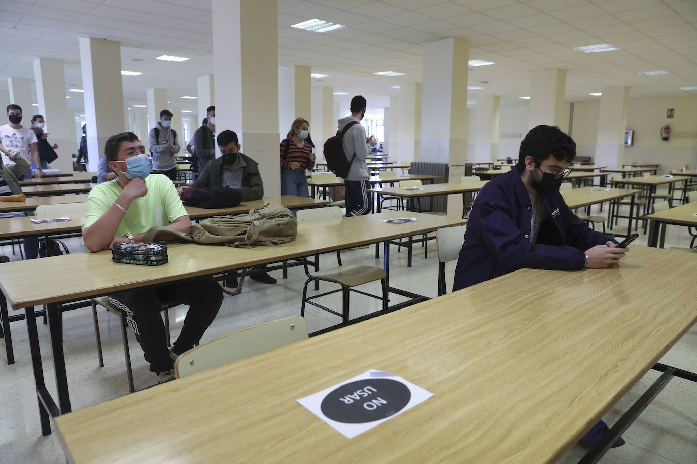 Los alumnos de la Universidad de Oviedo volvieron este lunes a las aulas para realizar los exámenes del segundo cuatrimestre de forma presencial.