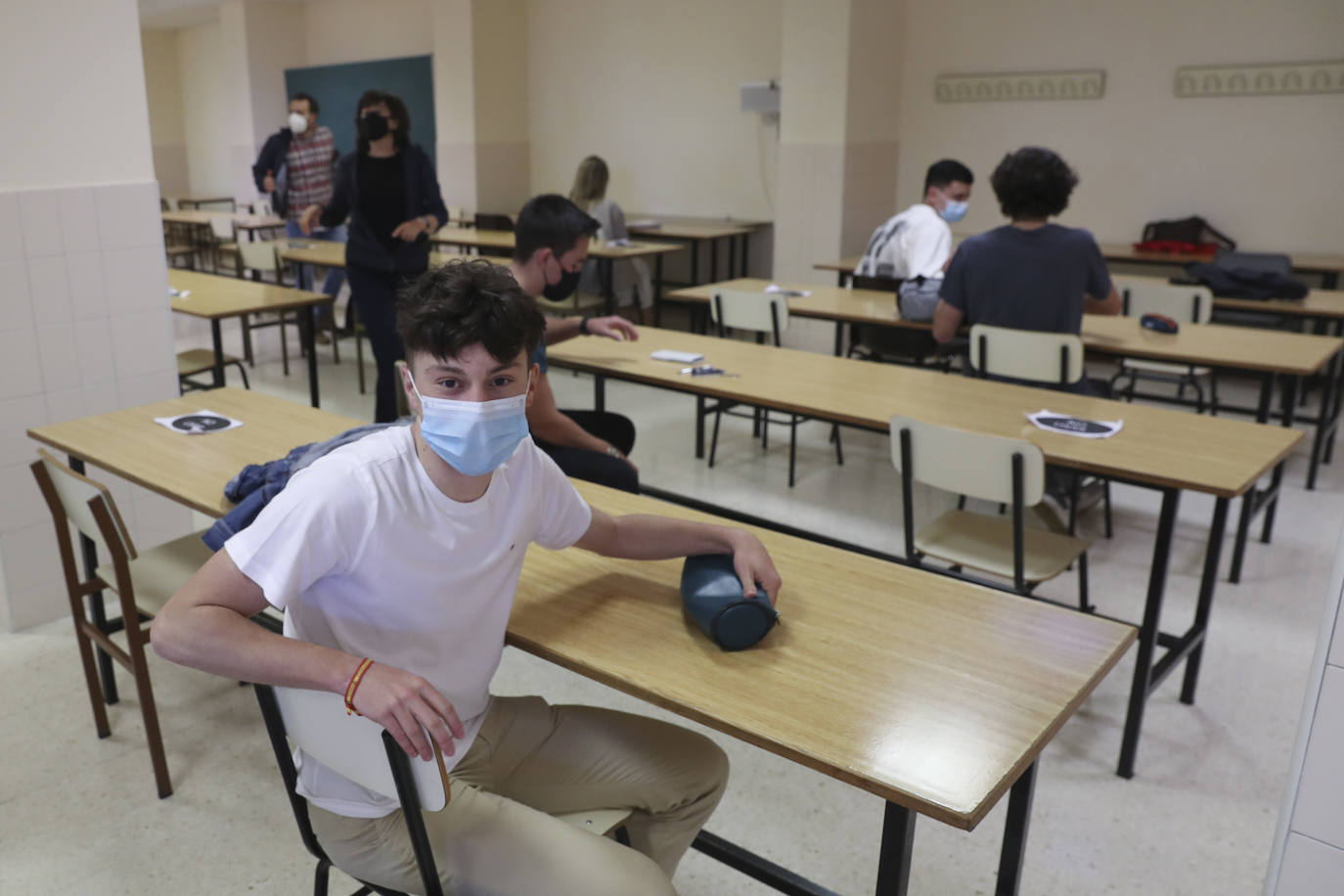 Los alumnos de la Universidad de Oviedo volvieron este lunes a las aulas para realizar los exámenes del segundo cuatrimestre de forma presencial.