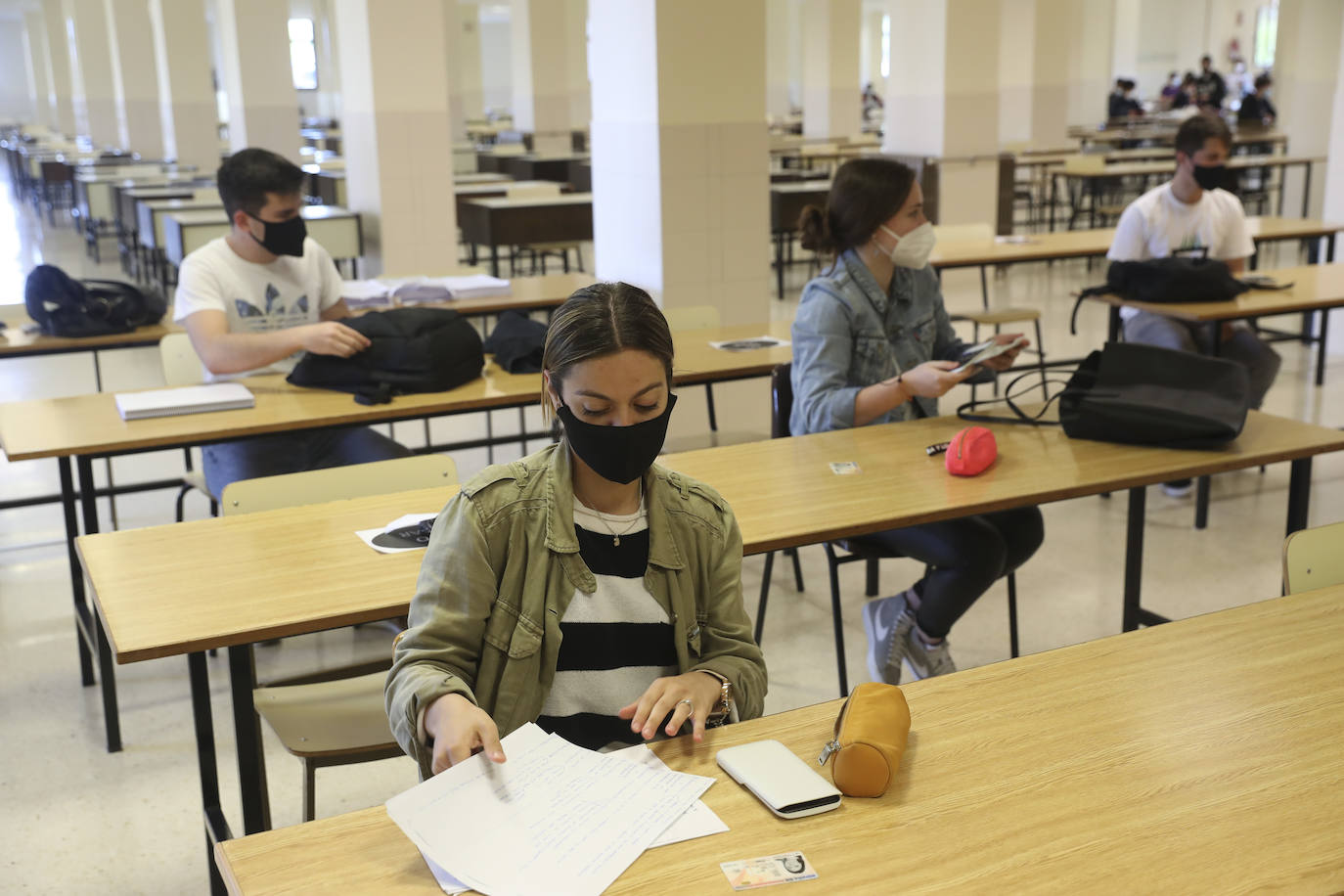 Los alumnos de la Universidad de Oviedo volvieron este lunes a las aulas para realizar los exámenes del segundo cuatrimestre de forma presencial.