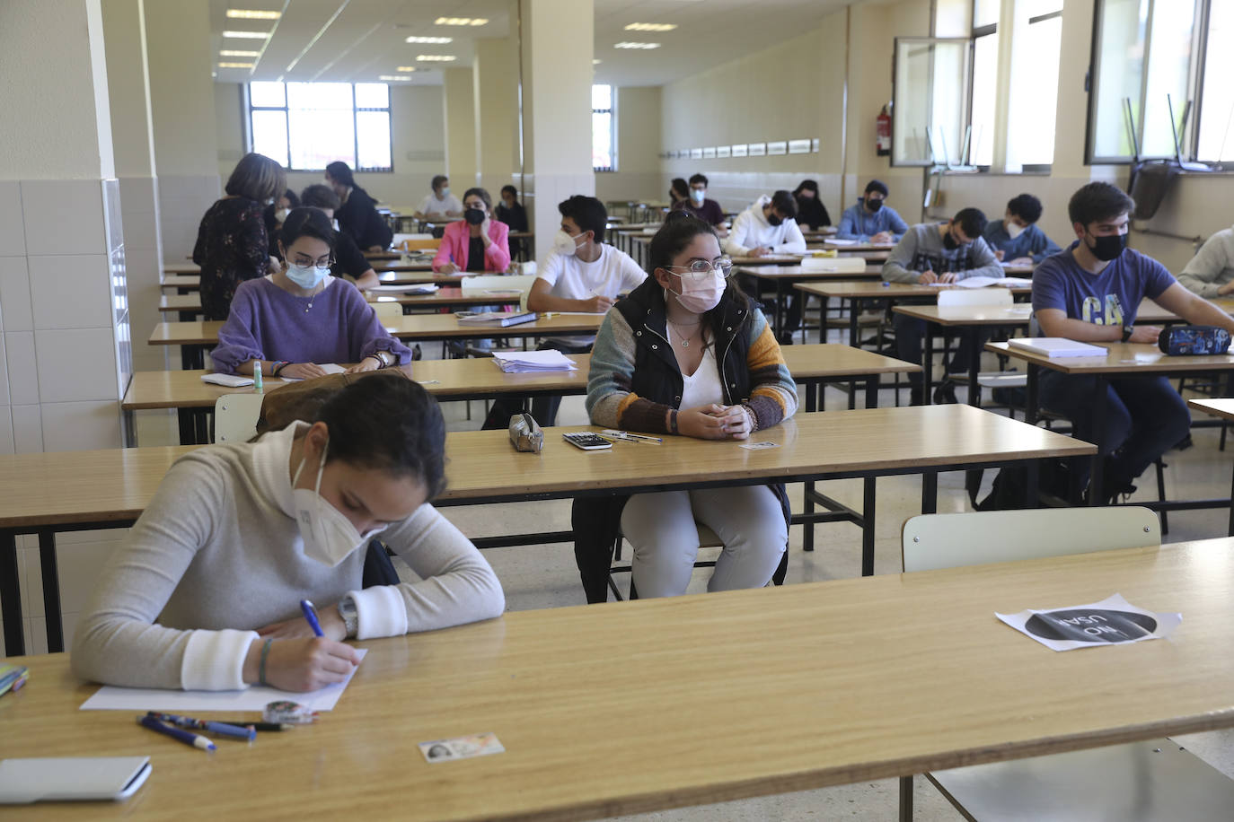 Los alumnos de la Universidad de Oviedo volvieron este lunes a las aulas para realizar los exámenes del segundo cuatrimestre de forma presencial.