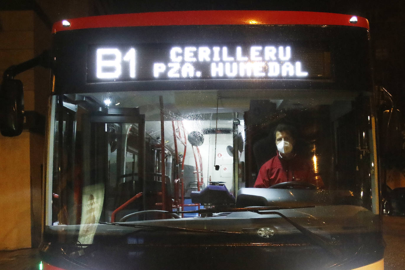 El servicio de autobuses búho regresó a Gijón el pasado viernes tras el paréntesis de la pandemia. También se volvió a poner en marcha el sistema 'antiacoso', es decir, las paradas a demanda, una herramienta para las viajeras que reduce la distancia a destino y contribuye a disminuir el miedo y vulnerabilidad que pueden llegar a sentirse en estos trayectos. 