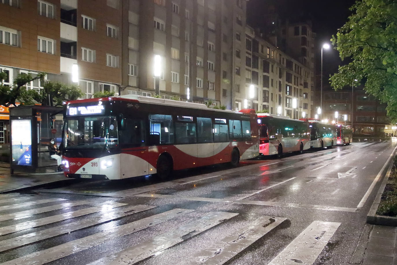 El servicio de autobuses búho regresó a Gijón el pasado viernes tras el paréntesis de la pandemia. También se volvió a poner en marcha el sistema 'antiacoso', es decir, las paradas a demanda, una herramienta para las viajeras que reduce la distancia a destino y contribuye a disminuir el miedo y vulnerabilidad que pueden llegar a sentirse en estos trayectos. 