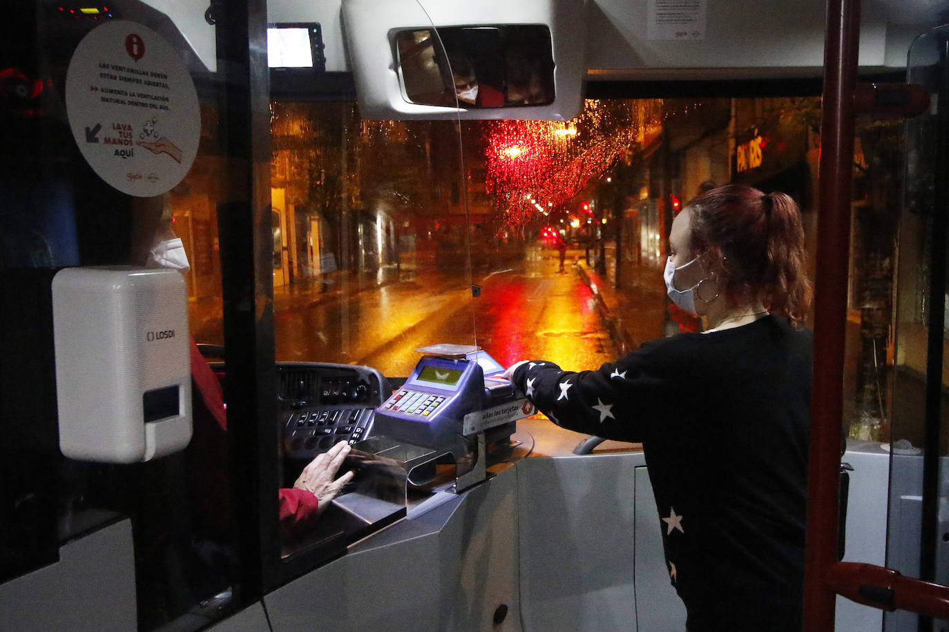 El servicio de autobuses búho regresó a Gijón el pasado viernes tras el paréntesis de la pandemia. También se volvió a poner en marcha el sistema 'antiacoso', es decir, las paradas a demanda, una herramienta para las viajeras que reduce la distancia a destino y contribuye a disminuir el miedo y vulnerabilidad que pueden llegar a sentirse en estos trayectos. 