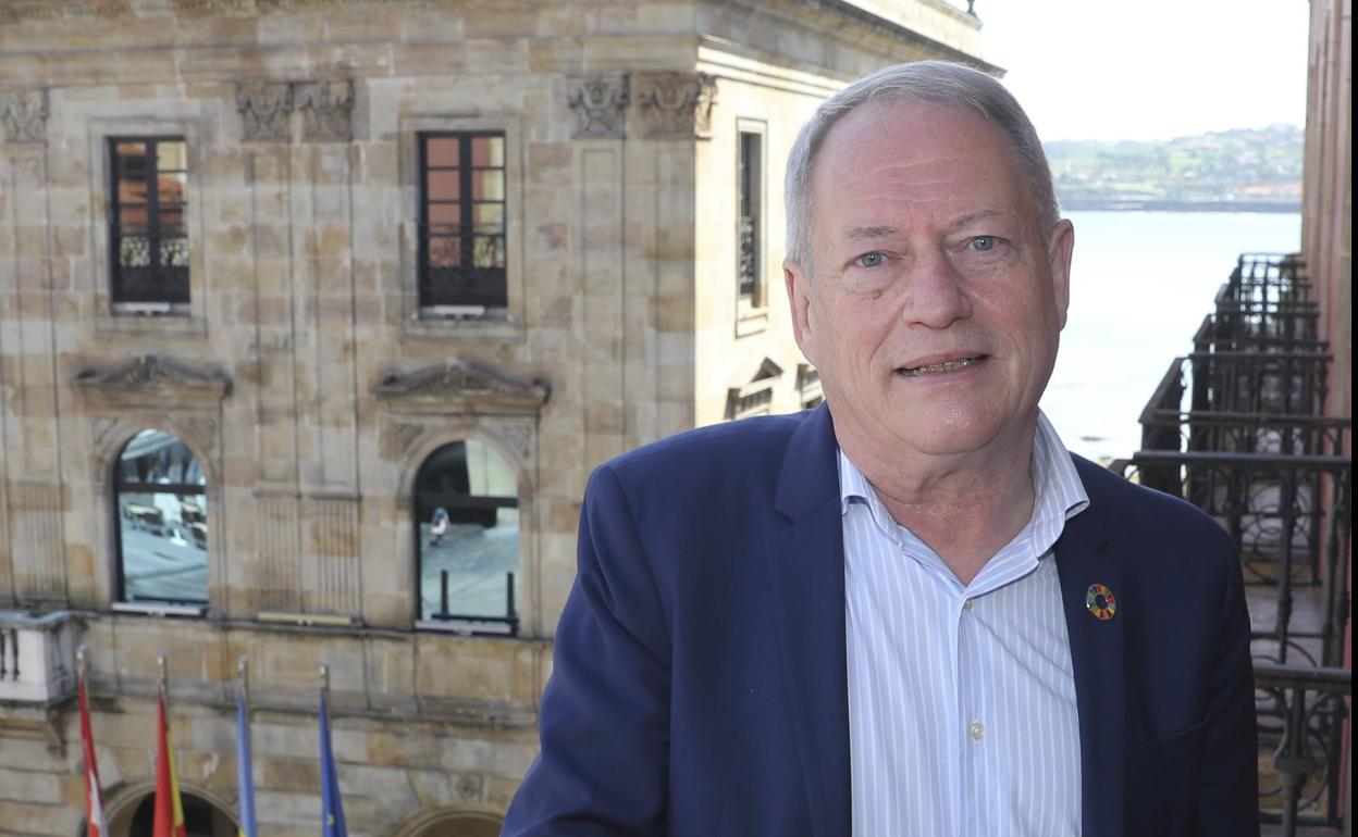 Aurelio Martín, frente a la Casa Consistorial. 