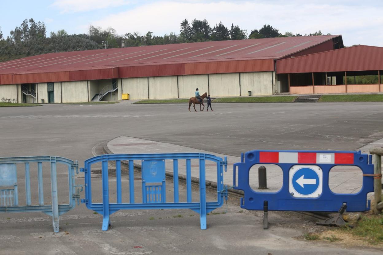 Unas vallas cortan el acceso del centro ecuestre, cerrado y con la actividad en mínimos desde hace cinco años. 