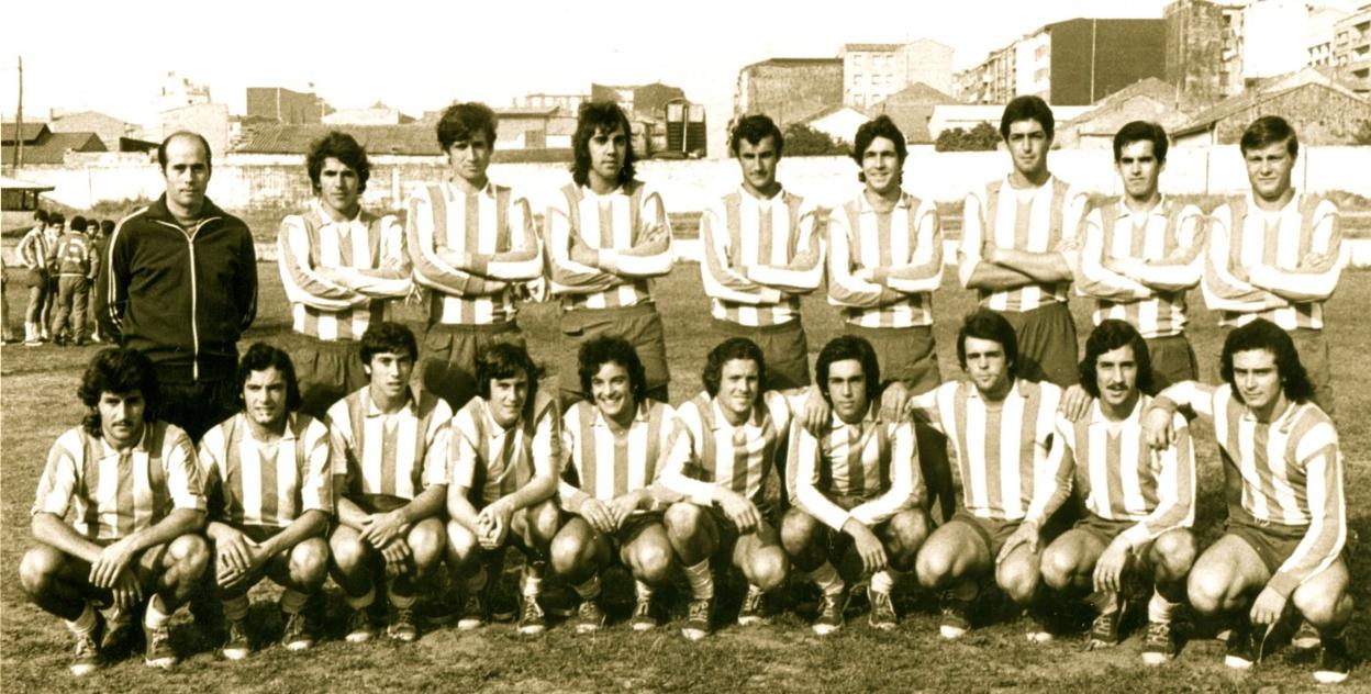 La plantilla del Deportivo Gijón, en el campo de Los Fresno, en 1975. De izquierda a derecha, de pie, Novoa (entrenador), Manzano, Juan Carlos, Adolfo, Joaquín, Cabranes, Villaverde, Cueto y Araújo. Agachados, Pablo, Javi, Benjamín, Ramos, Toni, Rafa, Gonzalo, Patiño, David y Bani.