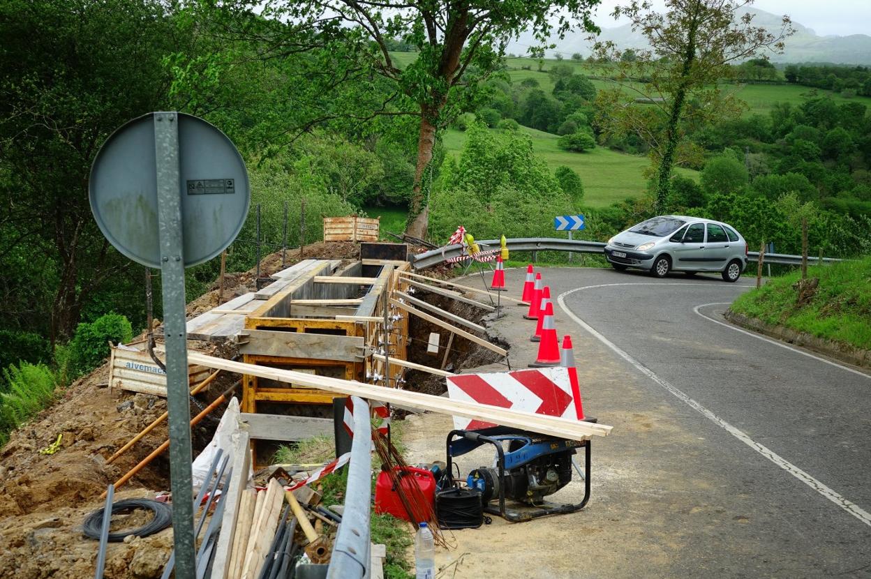 Las obras en la carretera AS-340 están ya en marcha. 