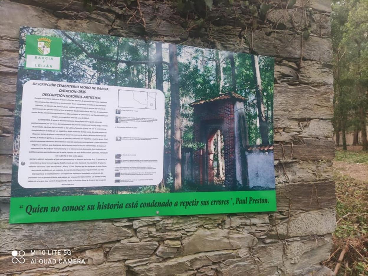 Panel informativo del cementerio moro de Barcia, en Valdés. 