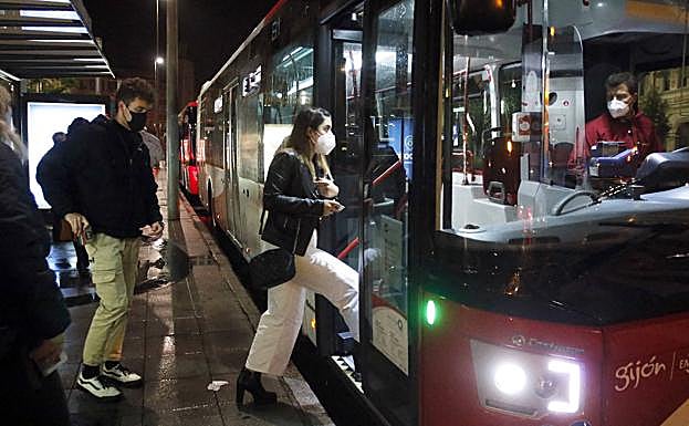 Imagen. Un recorrido nocturno por Gijón en autobús