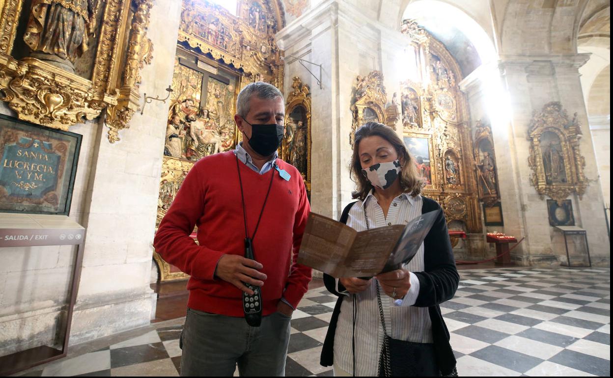 Dos de los visitantes este lunes en el Catedral.