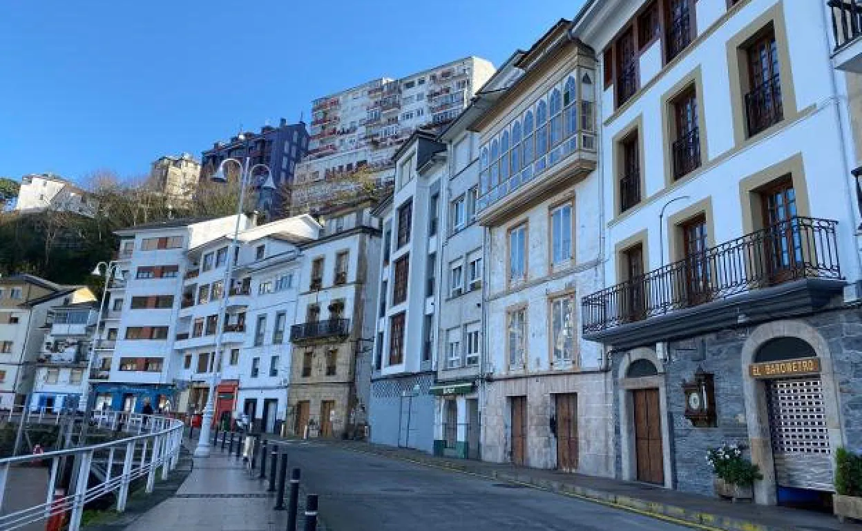 Paseo del muelle de Luarca, en Valdés. 