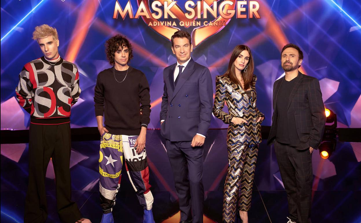 Arturo Valls, flanqueado por 'Los Javis', por la izquierda, y Paz Vega y José Mota, a la derecha. 