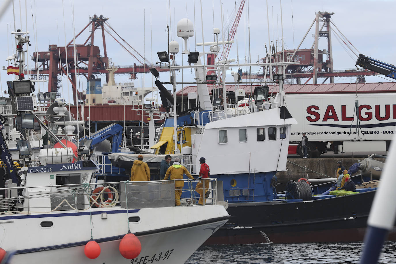 Más de ochenta barcos de toda la flota cantábrica hicieron cola en los muelles del Rendiello para descargar sus capturas.