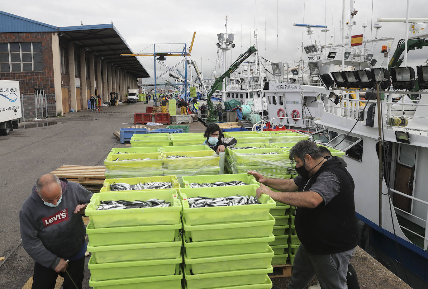 Más de ochenta barcos de toda la flota cantábrica hicieron cola en los muelles del Rendiello para descargar sus capturas.