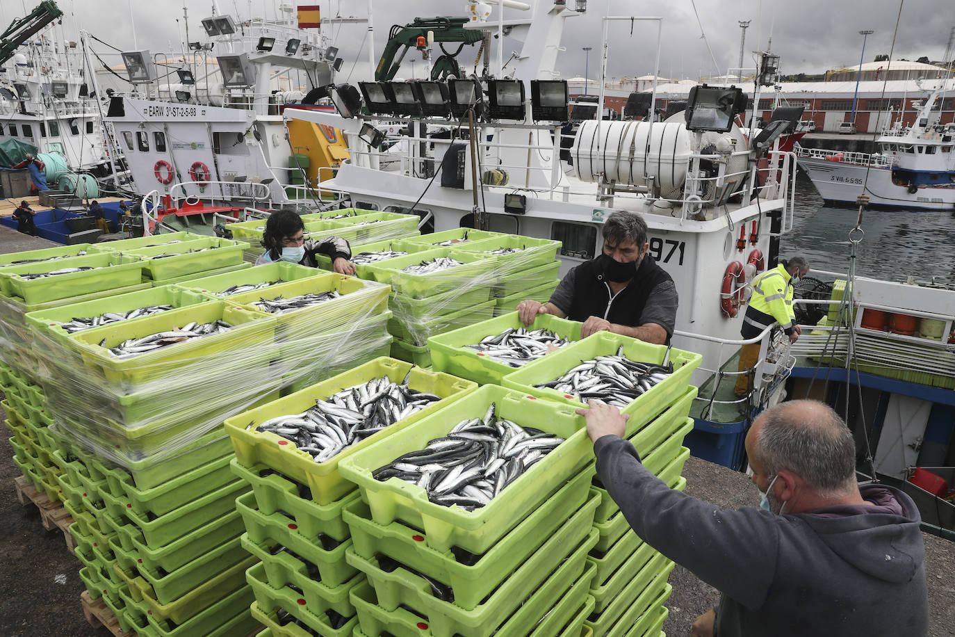 Más de ochenta barcos de toda la flota cantábrica hicieron cola en los muelles del Rendiello para descargar sus capturas.