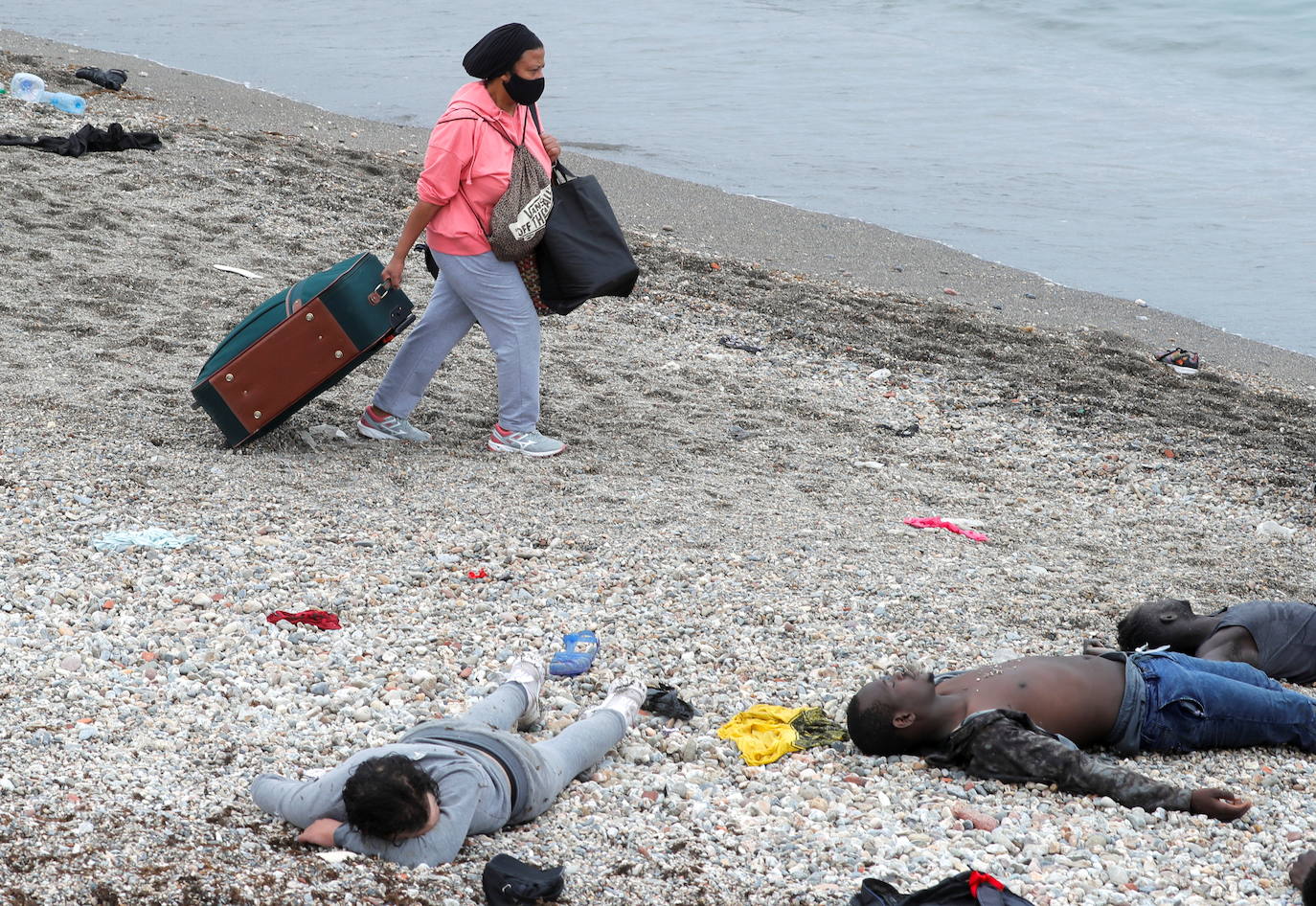 Miles de migrantes procedentes de África, principalmente de Marruecos, han cruzado a nado la frontera marítima entre Ceuta y el país vecino, creando una crisis migratoria que no se vivía en esta ciudad autónoma desde hace años, colapsada ahora ante el número de llegadas.