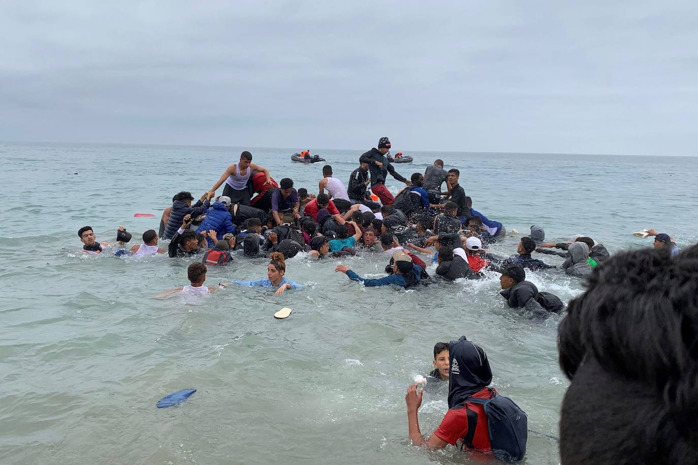 Miles de migrantes procedentes de África, principalmente de Marruecos, han cruzado a nado la frontera marítima entre Ceuta y el país vecino, creando una crisis migratoria que no se vivía en esta ciudad autónoma desde hace años, colapsada ahora ante el número de llegadas.