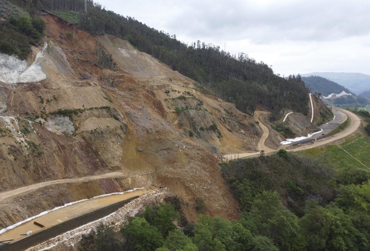 El argayo de Salas obligará a replantear y reestabilizar todo el desmonte de la zona colindante, con un importante movimiento de tierras. 