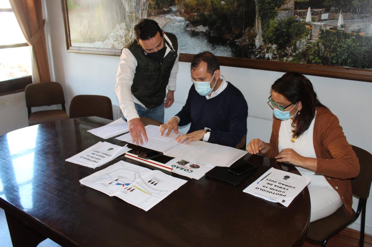 Gonzalo Suero, José Manuel González y Marifé Gómez revisan el protocolo de seguridad articulado para la Feriona de Corao. 