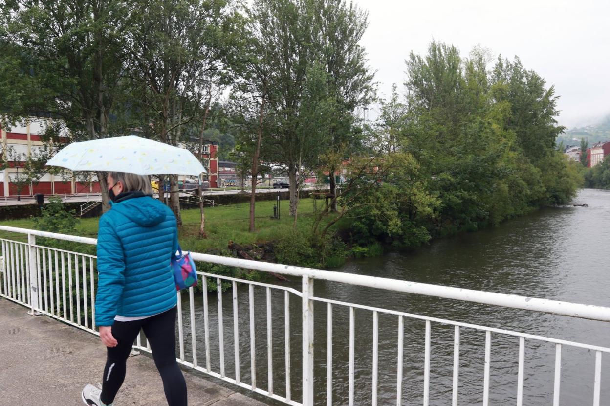 La zona de Los Llerones, en Sama, donde se plantea habilitar una playa fluvial. 