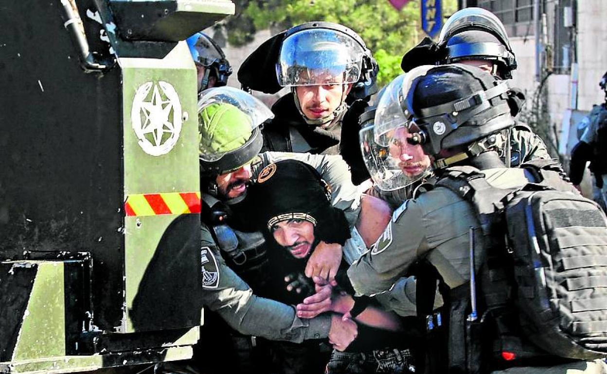 Soldados israelíes arrestan a un joven en la ciudad de Belén.