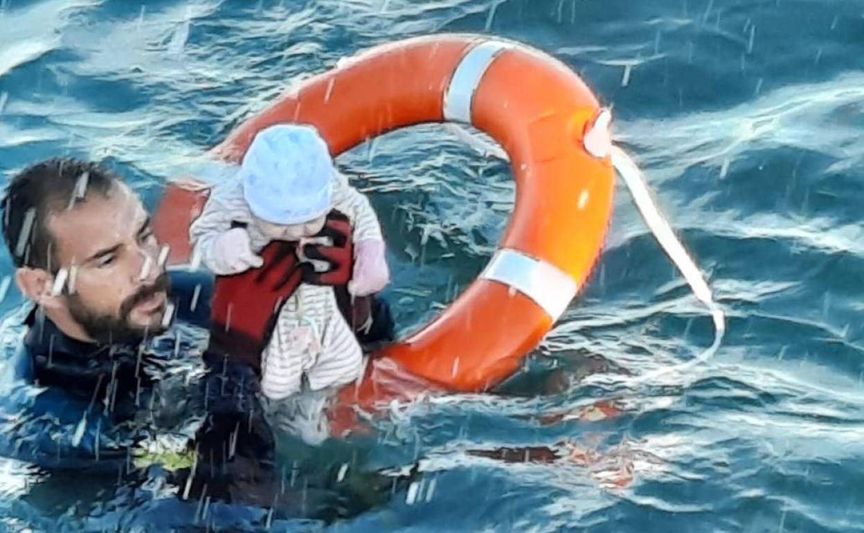 Imagen del rescate compartida por la Guardia Civil en Twitter.