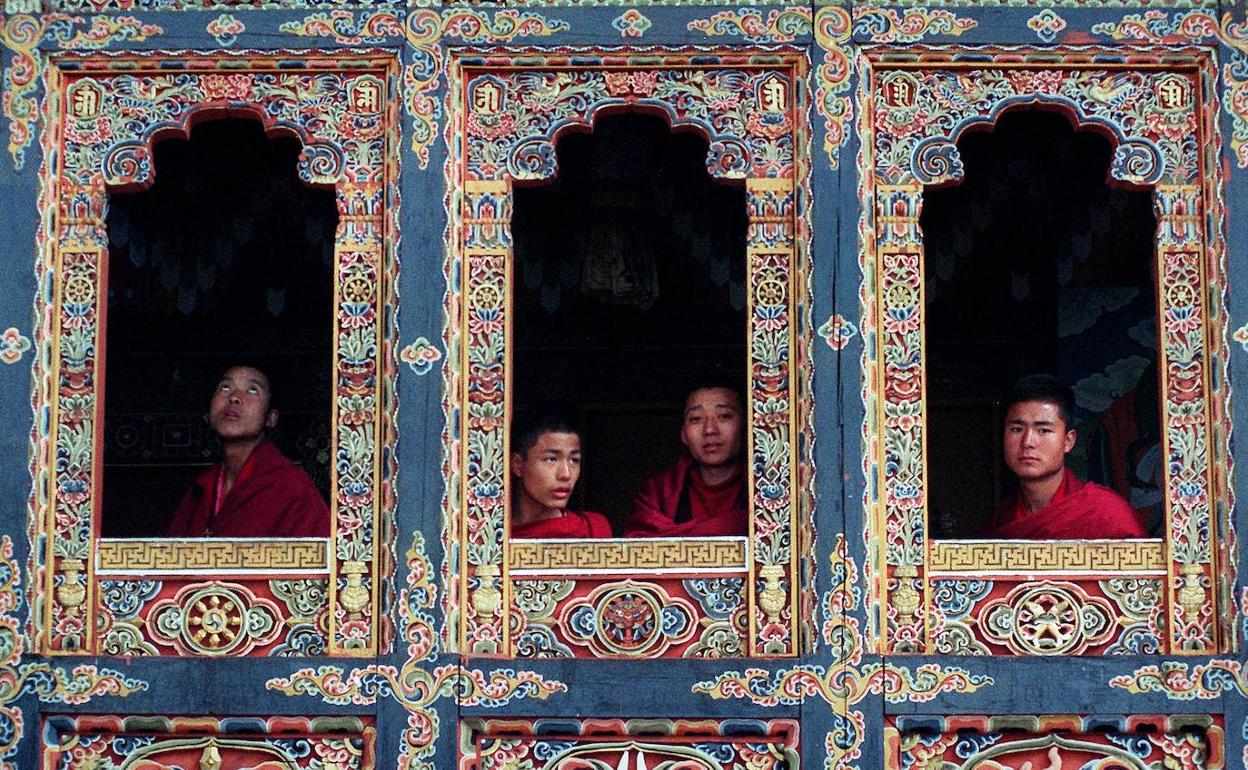 Monjes budistas en el monasterio de Tango cercano a Thimphu, capital de Butan