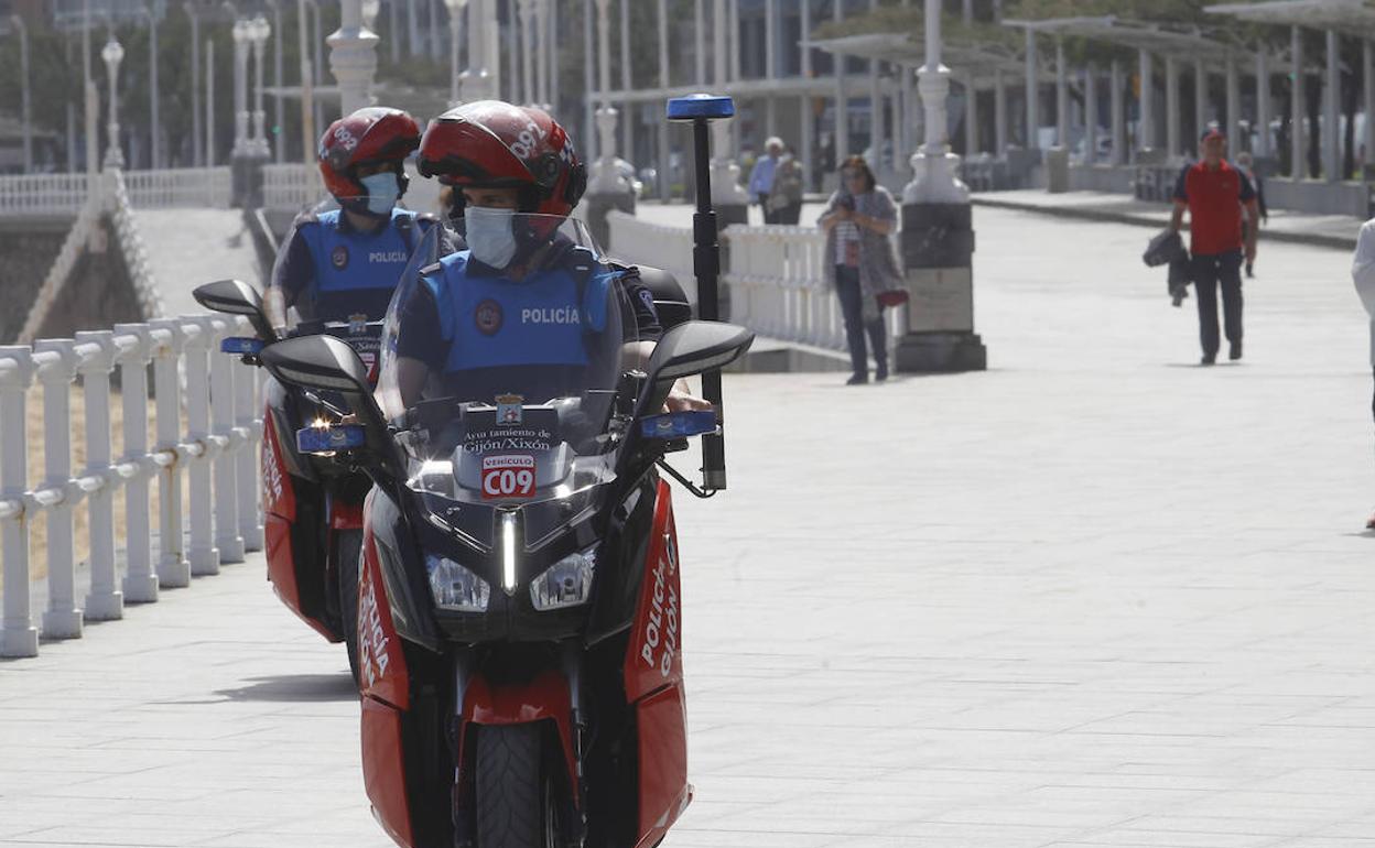 Agentes de la Policía Local de Gijón. 