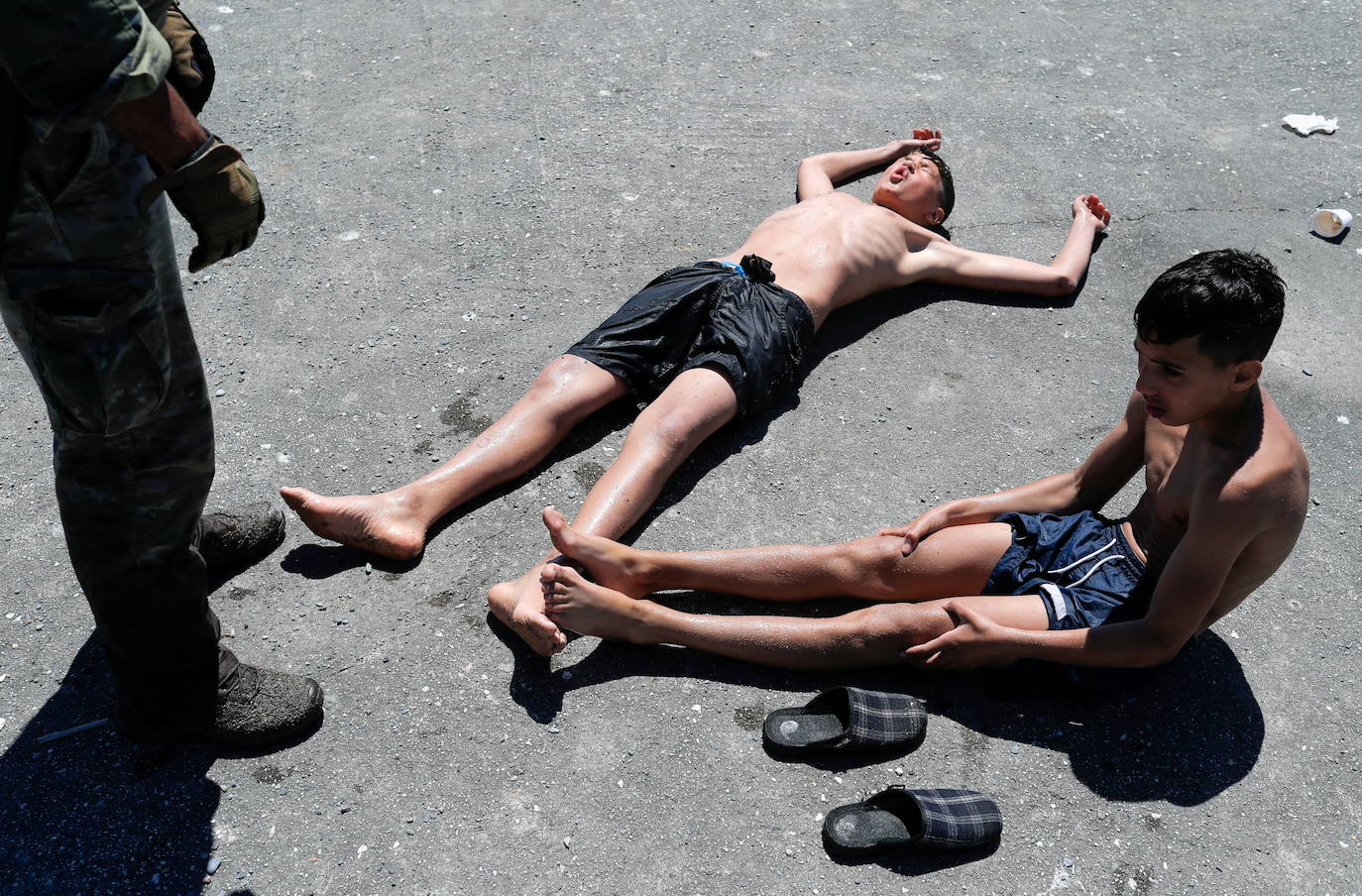  Por segundo día consecutivo, Ceuta ha vivido una crisis migratoria que está dejando datos e imágenes escalofriantes. En la costa ceutí se ha visto la llegada de miles de personas exhaustas, entre ellos jóvenes y niños, tras lanzarse al mar desde Marruecos para tratar de llegar a territorio español, ante la impasibilidad de los militares marroquíes. Algunas de estas personas han tenido que utilizar botellas de plástico a modo de flotador y otras han tenido que ser atendidas en la playa por las Fuerzas y Cuerpos de Seguridad y por voluntarios. 