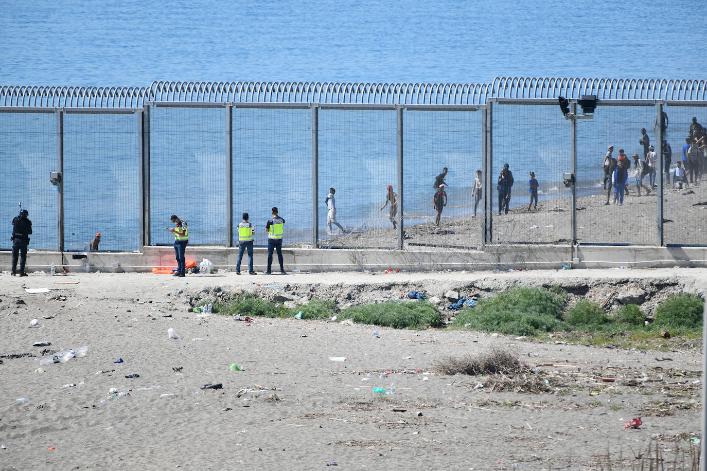  Por segundo día consecutivo, Ceuta ha vivido una crisis migratoria que está dejando datos e imágenes escalofriantes. En la costa ceutí se ha visto la llegada de miles de personas exhaustas, entre ellos jóvenes y niños, tras lanzarse al mar desde Marruecos para tratar de llegar a territorio español, ante la impasibilidad de los militares marroquíes. Algunas de estas personas han tenido que utilizar botellas de plástico a modo de flotador y otras han tenido que ser atendidas en la playa por las Fuerzas y Cuerpos de Seguridad y por voluntarios. 