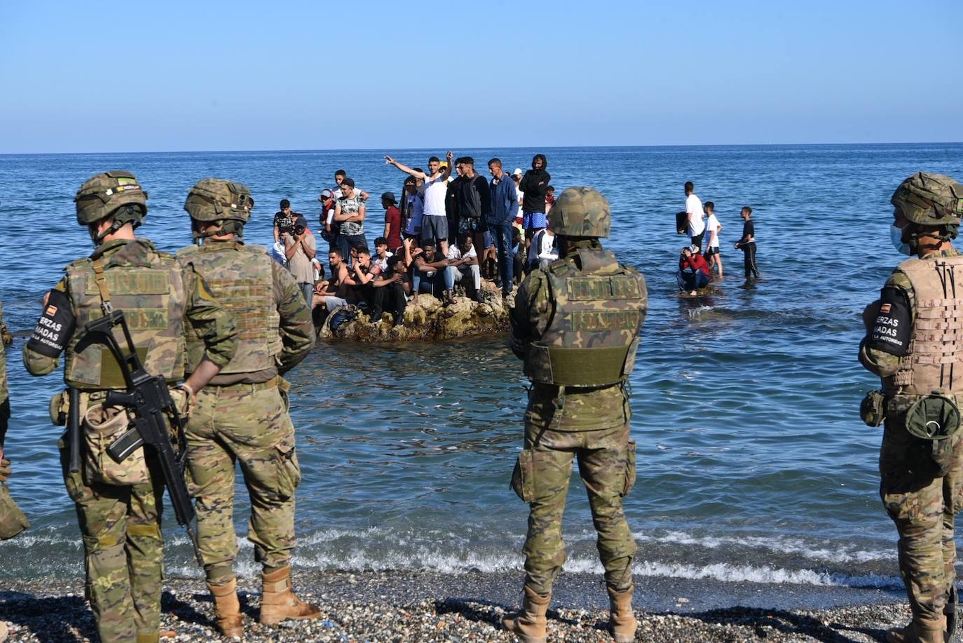  Por segundo día consecutivo, Ceuta ha vivido una crisis migratoria que está dejando datos e imágenes escalofriantes. En la costa ceutí se ha visto la llegada de miles de personas exhaustas, entre ellos jóvenes y niños, tras lanzarse al mar desde Marruecos para tratar de llegar a territorio español, ante la impasibilidad de los militares marroquíes. Algunas de estas personas han tenido que utilizar botellas de plástico a modo de flotador y otras han tenido que ser atendidas en la playa por las Fuerzas y Cuerpos de Seguridad y por voluntarios. 