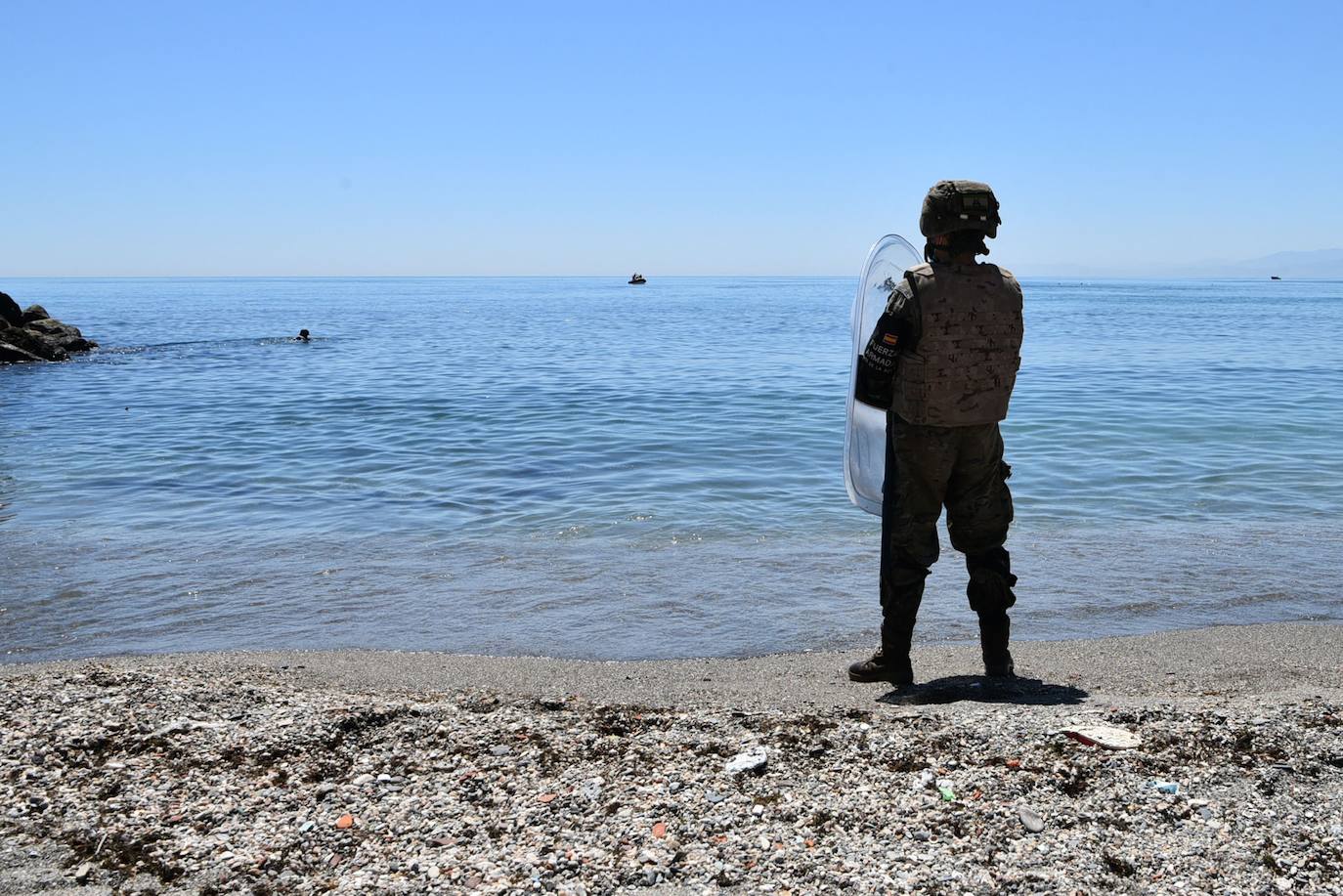  Por segundo día consecutivo, Ceuta ha vivido una crisis migratoria que está dejando datos e imágenes escalofriantes. En la costa ceutí se ha visto la llegada de miles de personas exhaustas, entre ellos jóvenes y niños, tras lanzarse al mar desde Marruecos para tratar de llegar a territorio español, ante la impasibilidad de los militares marroquíes. Algunas de estas personas han tenido que utilizar botellas de plástico a modo de flotador y otras han tenido que ser atendidas en la playa por las Fuerzas y Cuerpos de Seguridad y por voluntarios. 